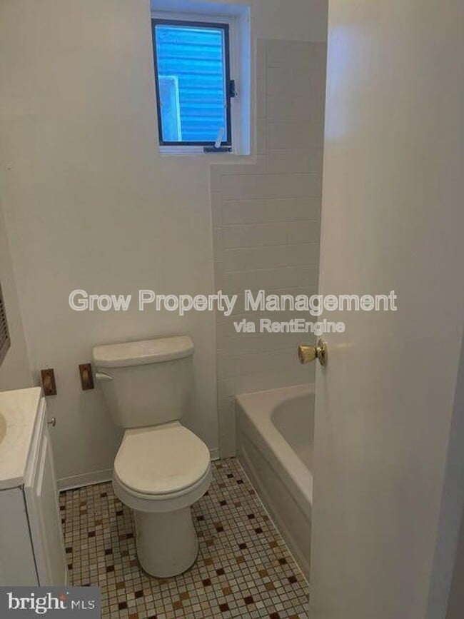 Photo - 925 Watkins St