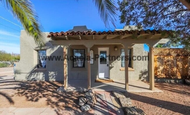 Building Photo - 2 Bedroom home on a large lot