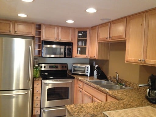 Building Photo - RB Luxury 2 Br Townhome 2 car spots Laundry $3190 TEXT 760-715-5861
