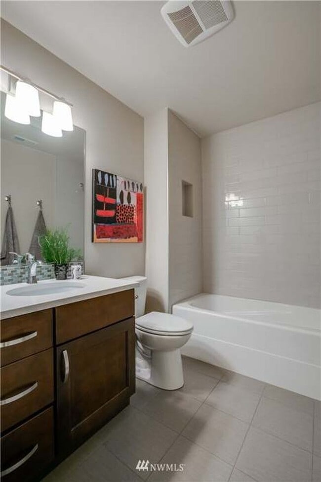 Photo - Beautiful 5 Bedroom 4 Bathroom Home in Lake Forest Park!