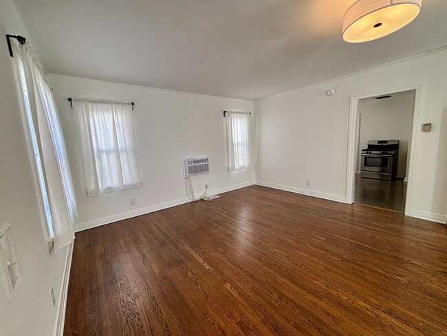 Photo - 2809-2821.5-28215 Rowena Ave Unit 2809