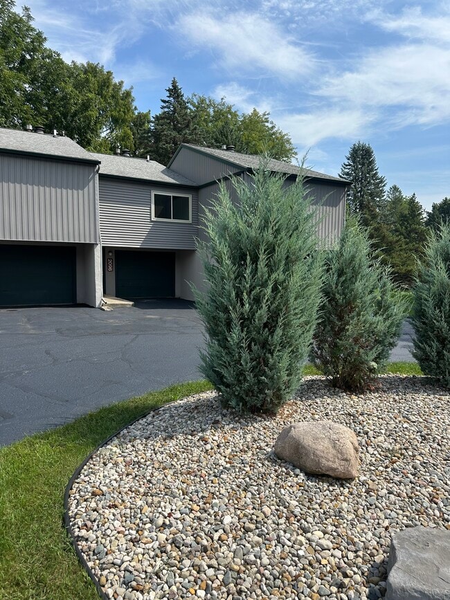 Building Photo - 2096 Fox Hollow Dr Unit Fox Hollow