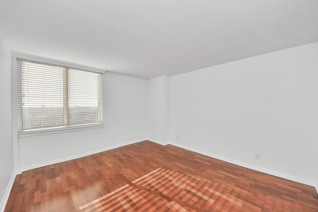 Building Photo - 3525 Sage Rd Unit 1503