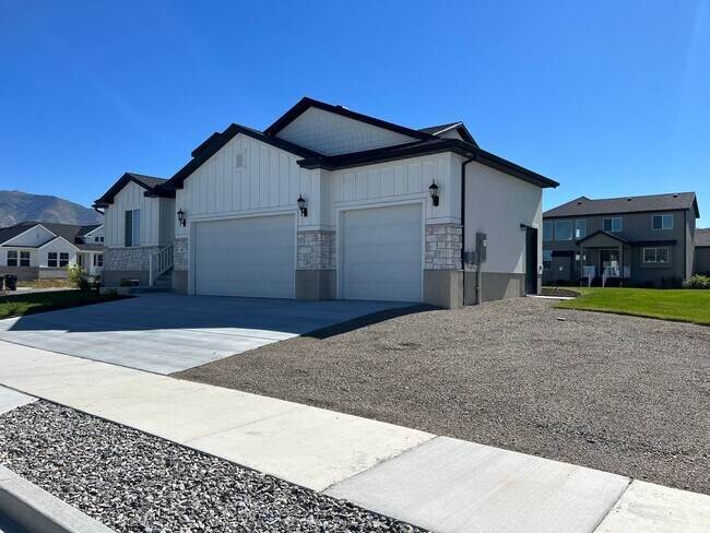 Photo - 6 Bedroom 3 Bathroom Home in Stansbury Par...