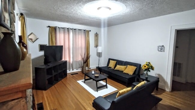 Photo - 765 N 6th St