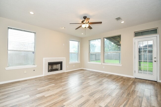 Photo - 215 Windrift Ct