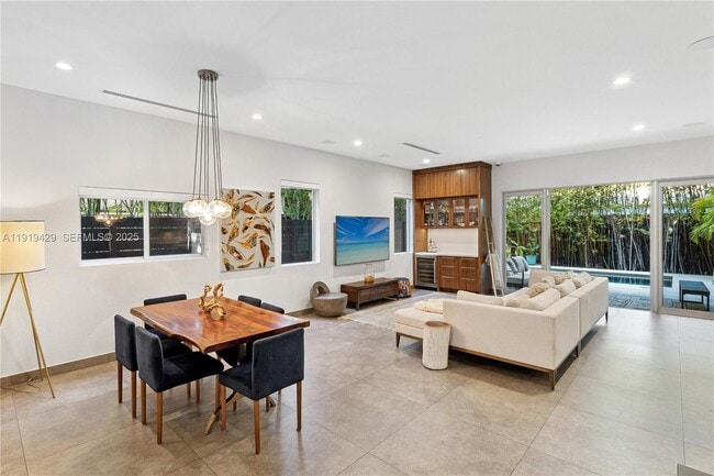 Photo - 3075 Blaine St