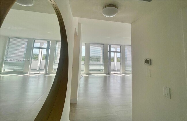 Photo - 700 Biltmore Way Unidad 1006