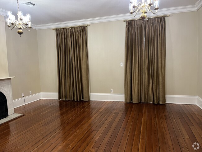 Large Den overlooking frontporch - 2301 Saint Charles Ave Unit 2301St. Charles Ave. Rental