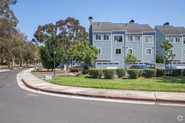 Building Photo - Desirable Redwood Shores Townhouse