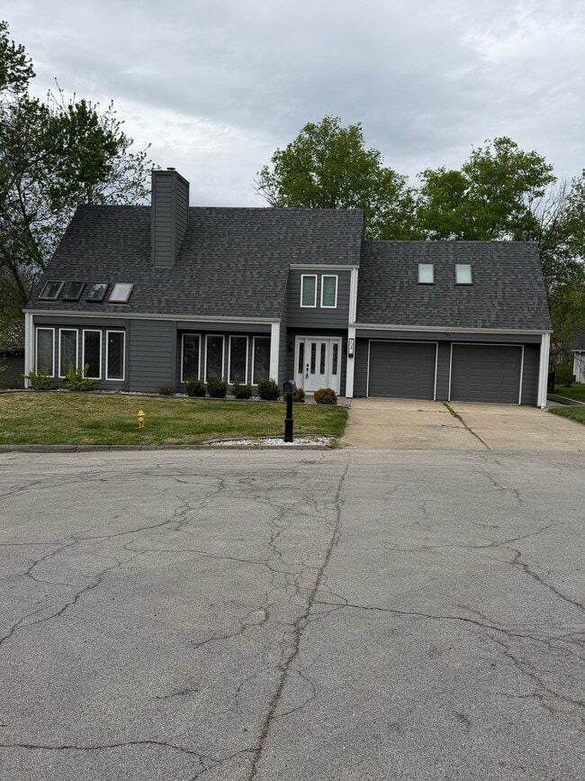 Building Photo - 704 Briarwood Ter