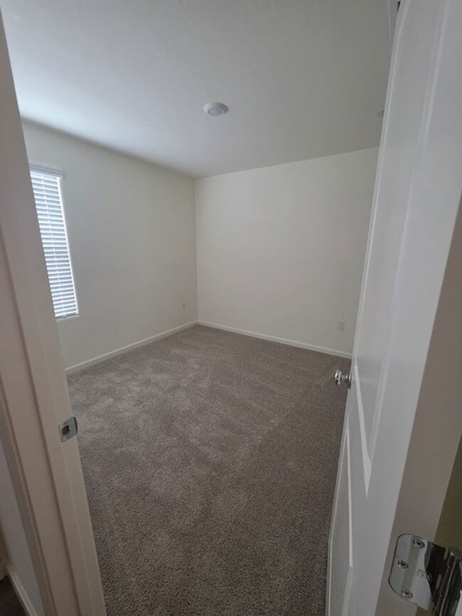 Photo - Spacious, beautiful and ready to be occupied!