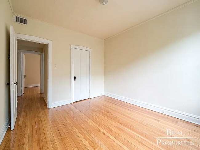 Building Photo - 535 W Aldine Ave Unit 3S