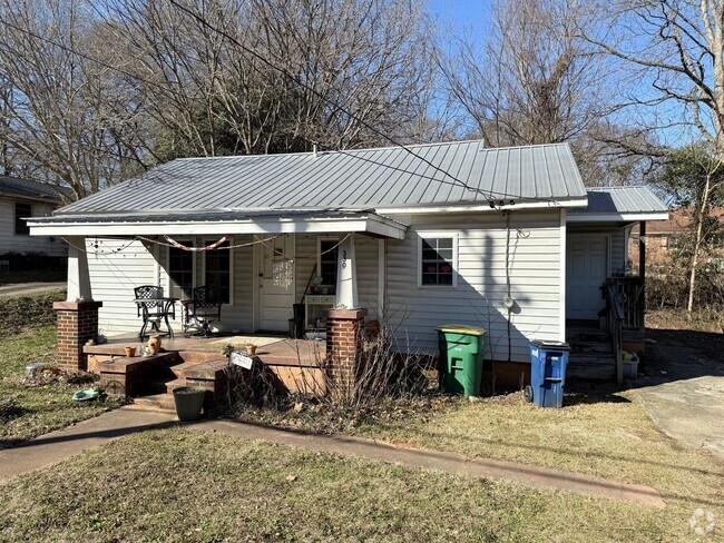 Building Photo - Beautiful In-Town Two Bedroom Rental