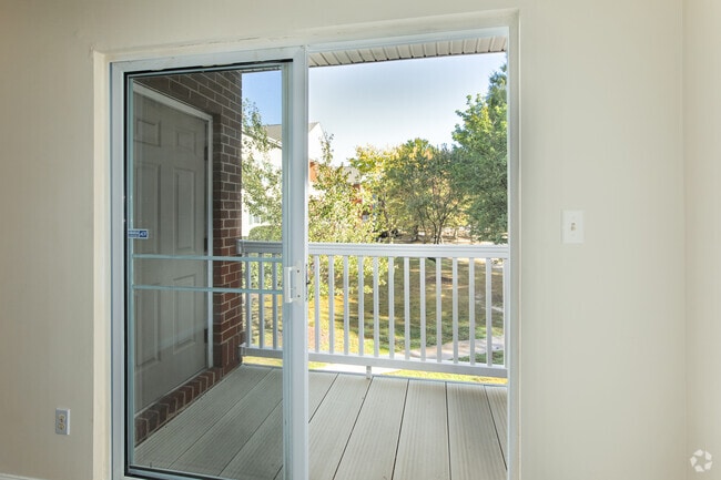3BR, 2BA - 966SF-Balcony