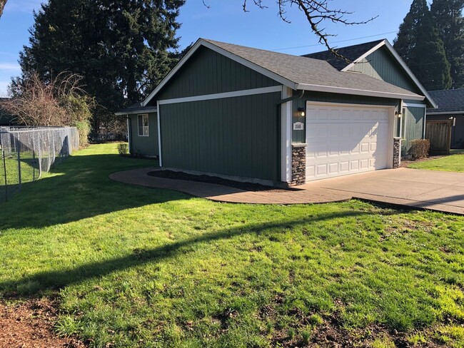 Photo - Updated 3 bedroom 2 bath house in Eugene!