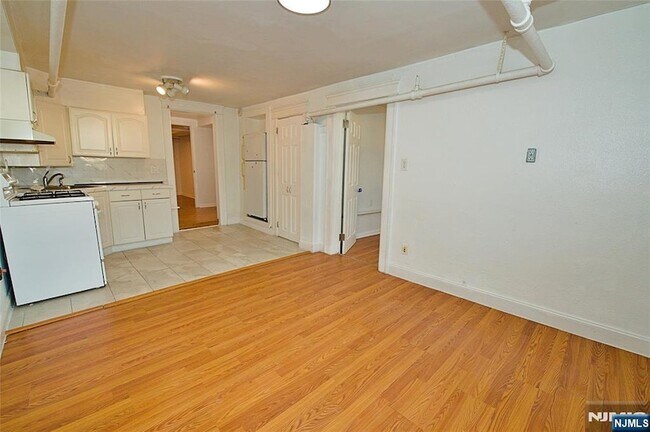 229 8th St Unit REAR