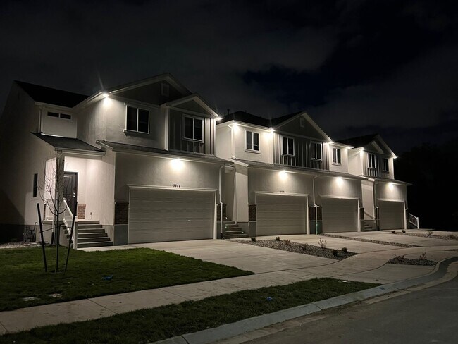 Building Photo - BEAUTIFUL 4-BEDROOM TOWNHOME FOR RENT
