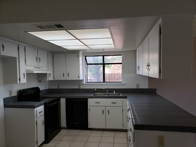 Photo - 1477 Hampton Way