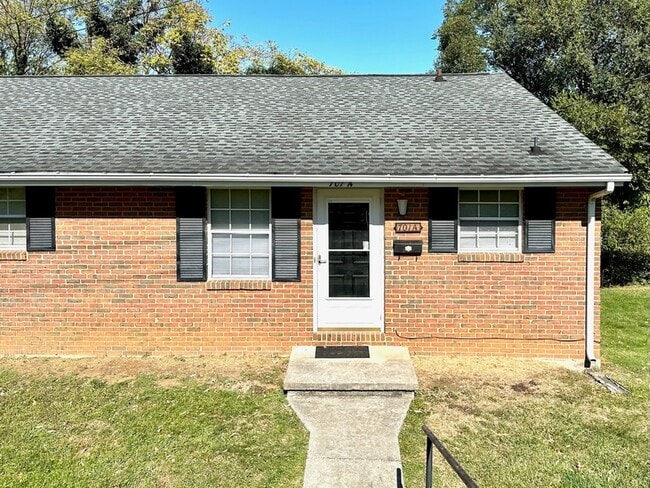 Building Photo - 701 Commander Dr Rental