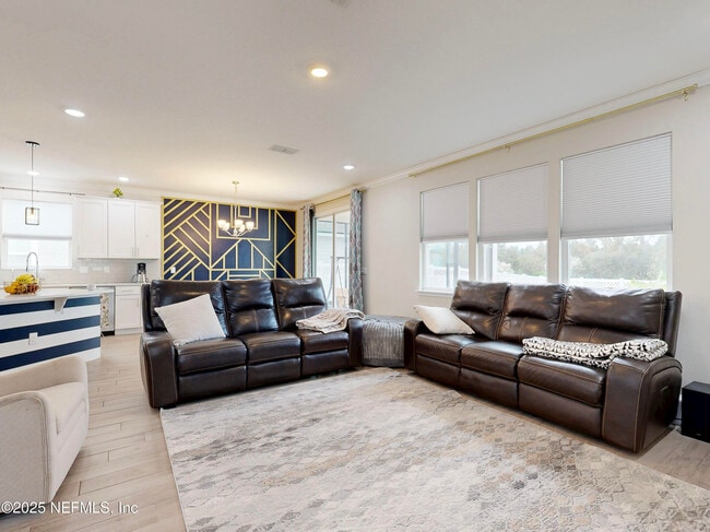 Photo - 210 Thistleton Wy