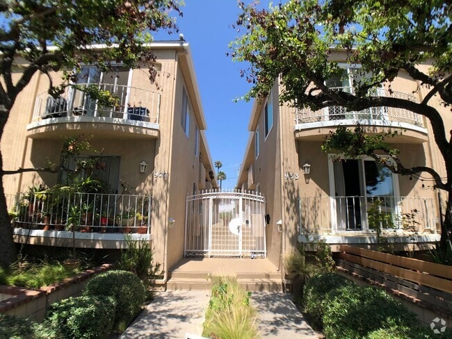 Building Photo - One Bedroom Condo Near Trendy Montana Ave. Unit 7