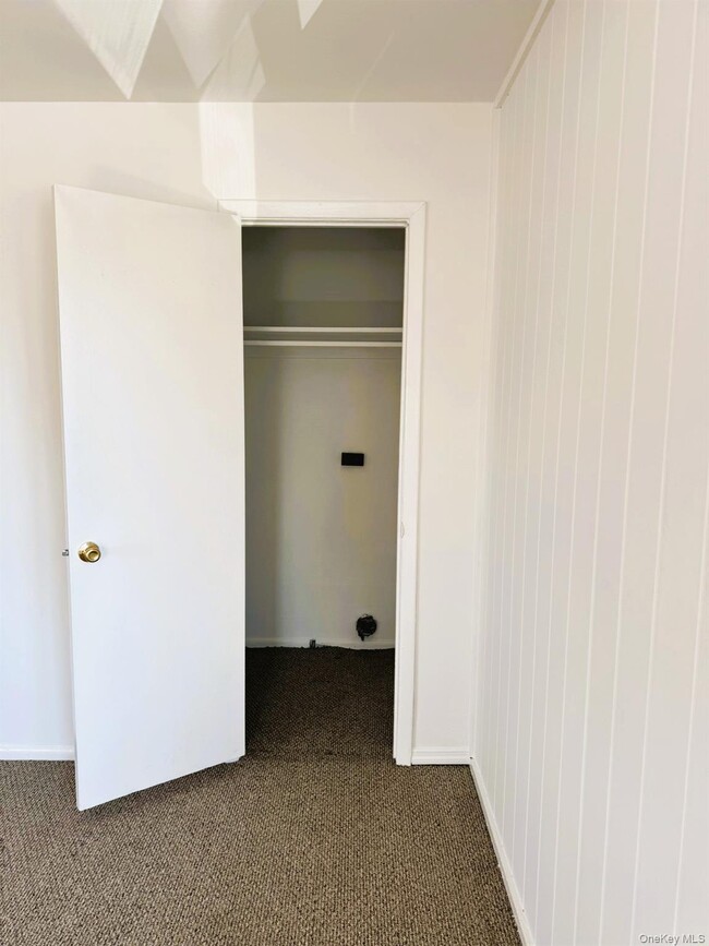 Building Photo - 131 Roslyn Rd Unit 2nd Floor