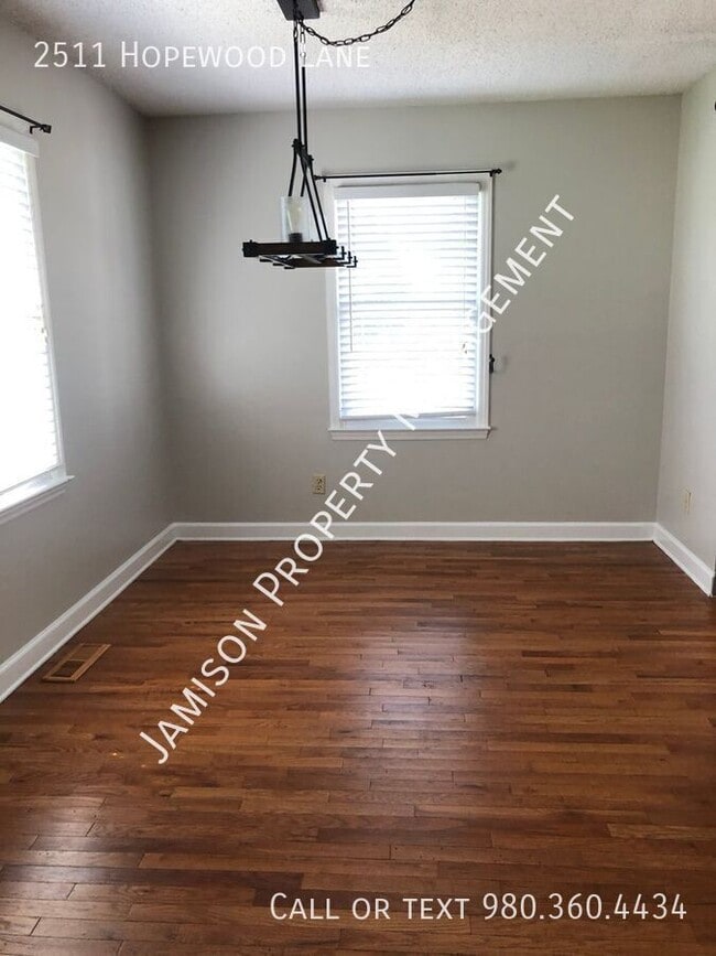 Photo - 2511 Hopewood Ln
