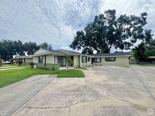 Building Photo - Apartment - Right off Cypress Gardens Blvd!