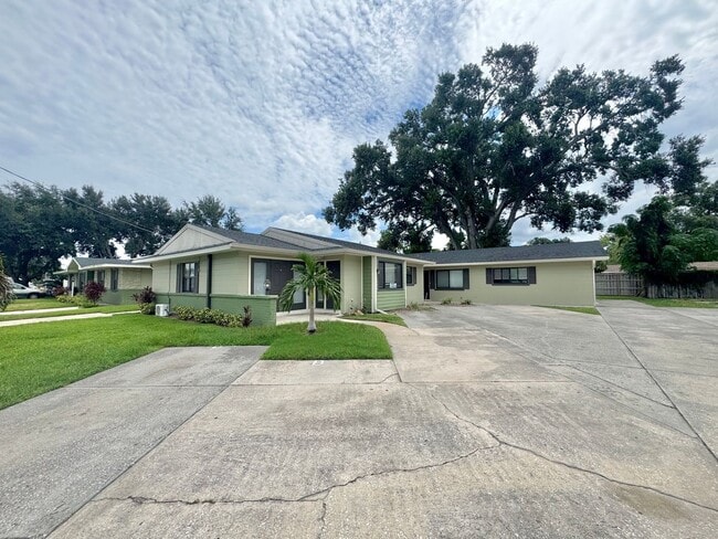 Building Photo - Apartment - Right off Cypress Gardens Blvd