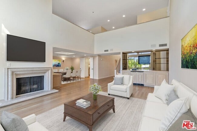 Building Photo - 410 S Barrington Ave Rental