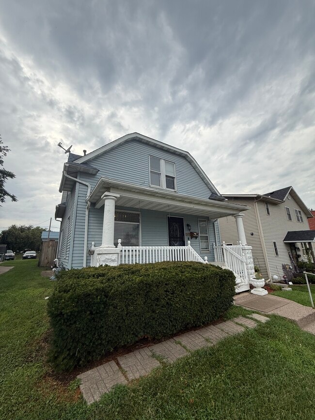 Building Photo - 2-912 E 6th St