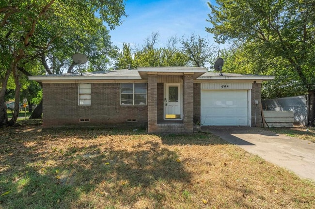 Building Photo - 604 E 1st St