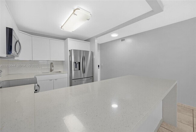 Photo - 1750 W 46th St Unidad 544