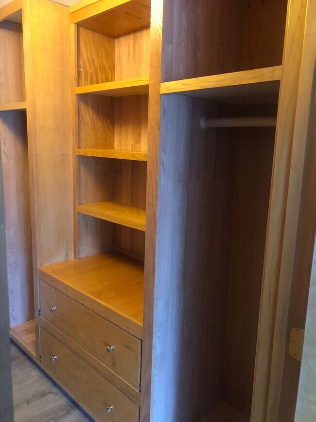 2 Bed/1 Bath, 1000 SqFt, Utilities Pd, Fir... House House Rental in