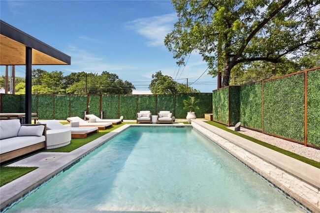 Building Photo - 1304 Comal St Rental