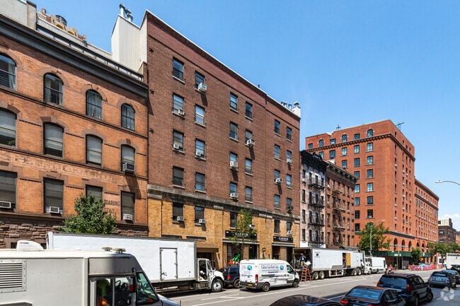 Photo - 710 Greenwich St