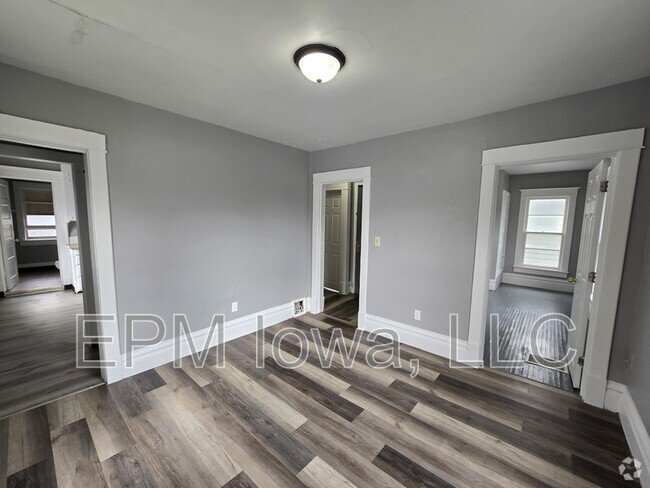 Building Photo - 914 W 2nd St Rental