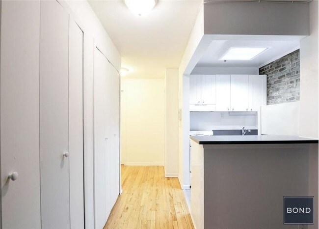 Photo - 219 E 81st St Unidad #F2