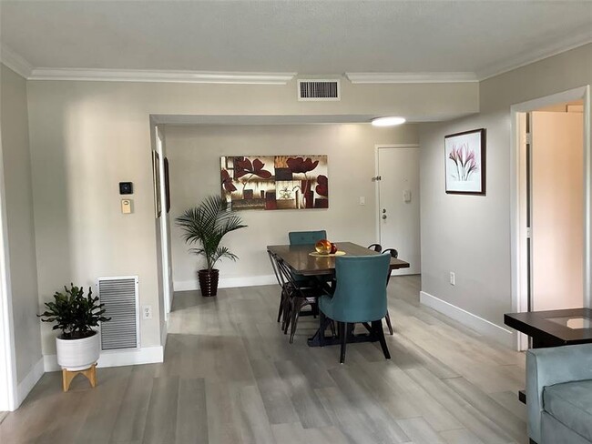 Building Photo - 4174 Inverrary Dr Unit 203 Rental