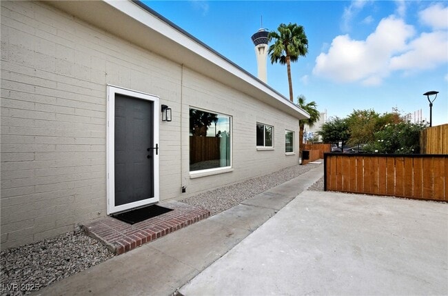 Building Photo - 1905 Santa Paula Dr Unit B