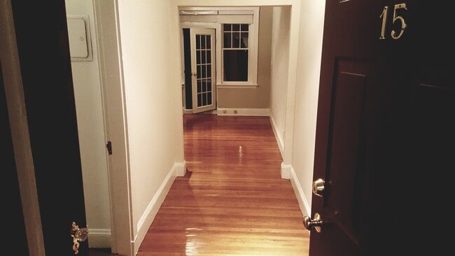 Building Photo - Amazing 1 bedroom 1 bath Condo on the Green Line Professionally Managed Heat Included Unit 15