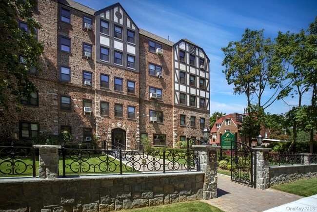 Building Photo - 37 Woodmere Blvd Unit 3F