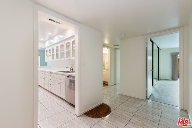 Photo - 6732 Hillpark Dr Unit 307