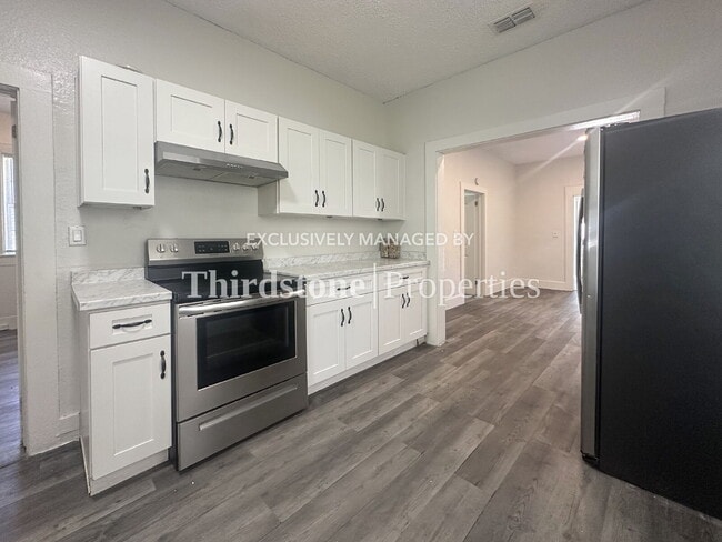 Photo - 2125 Lambert St