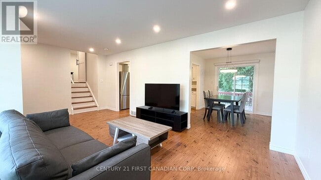 Photo - 453 Castlegrove Blvd
