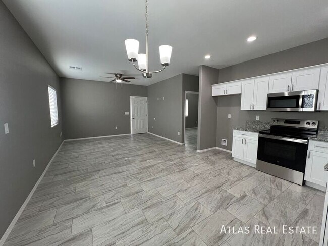 Brand new 3 bedroom by U of A! - Brand new 3 bedroom by U of A! Apartment