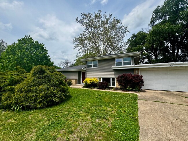 Building Photo - 4 Bedroom | 2 Bathroom Single Family Home | Renovated | Coal Valley