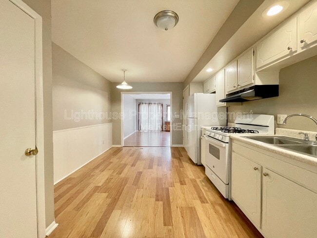 Photo - 1054 Royal Oak St SW