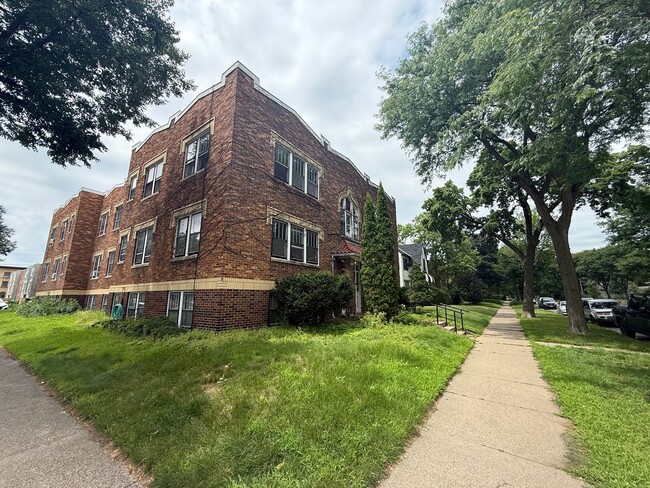Building Photo - The Elmroe Apartments Unit #4